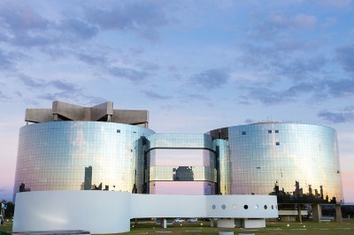 Foto dos prédios que abrigam a procuradoria-geral da república, em brasília. os dois prédios são redondos, interligados e revestidos de vidro.