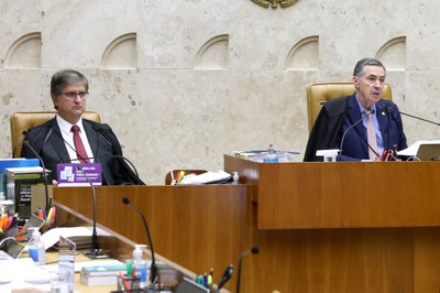Foto mostra o procurador-geral da República, Paulo Gonet, e o presidente do STF Luís Roberto Barroso, durante sessão no Supremo.