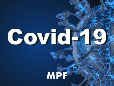 Imagem de fundo azul escuro, com um vírus, também na cor azul, com ramificações. A imagem também contém o nome Covid-19 e MPF, escritas na cor branca. 