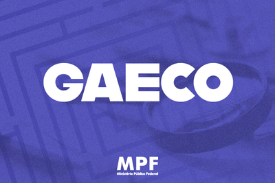 Imagem com fundo azul, tendo uma figura de labirinto em transparência ao fundo. No centro está escrito Gaeco com letras brancas e abaixo há a logo do MPF.
