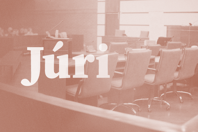 Imagem da fotografia de um tribunal com um filtro monocromático marron; na parte centro-esquerda, lê-se "Júri".
