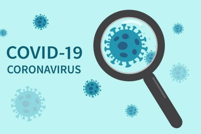 Imagem de fundo azul claro com desenhos representando a forma do vírus covid-19. Em um dos desenhos há uma lupa aumentando a visualização. No canto superior esquerdo as palavras "Covid-19" e "Coronavirus"