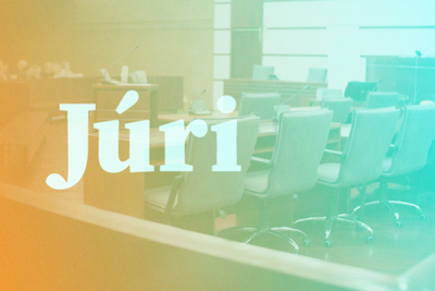 #ParaTodosVerem: fotografia ao fundo com cadeiras do plenário do júri, em tom amarelo à direita e verde à esquerda; a expressão "júri" no centro da imagem, na cor branca.