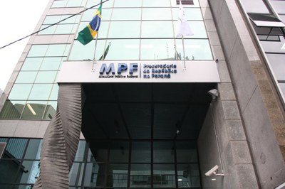 Foto externa da fachada do prédio do MPF em Curitiba
