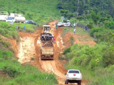 Caminhão transporta equipamentos da mineradora Chapleau por meio de estrada vicinal do PDS Terra Nossa