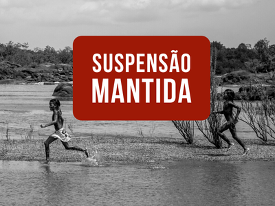 Crianças Juruna correndo no rio Xingu. Em destaque os dizeres "Suspensão mantida".