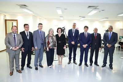 Foto mostra procuradora-geral da República ao centro, tendo a presidente do TRE/DF ao lado, e acompanhada por sete procuradores eleitorais do Distrito Federal