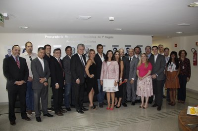 Foto mostra membros do MPF reunidos durante o pré-lançamento do Manual