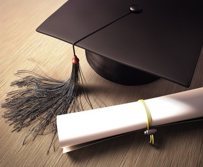 Descrição da imagem #PraCegoVer: Imagem de um capelo e um diploma de formatura. Fonte: iStock