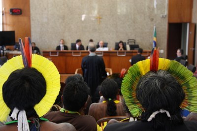 Descrição da imagem #PraCegoVer: Foto de índios assistindo julgamento no TRF1. Foto: Guilherme Araújo/Ascom PRR1.