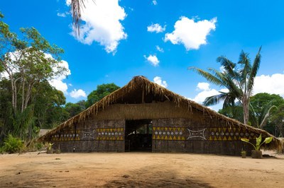 Foto de uma moradia indígena feita de palha 