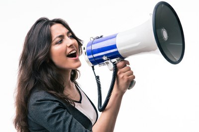 Imagem de mulher falando em alto-falante
