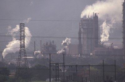 Foto mostra emissão de fumaça por indústria