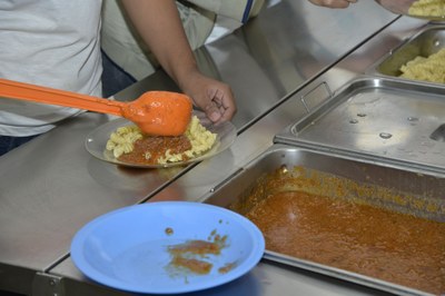 Foto ilustrativa mostra uma pessoa se servindo de comida.