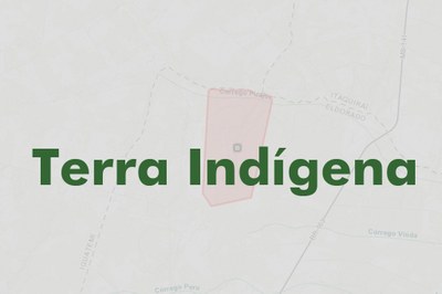 Na imagem, se vê como pano de fundo um mapa verde claro, com uma área demarcada em laranja. Sobre o mapa, se lê em letras verde-escuras a expressão "Terra Indígena".