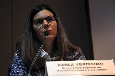 Procuradora regional da República Carla Veríssimo foi uma das debatedoras. Fotos: Ziza Rabello, Ascom PRR4