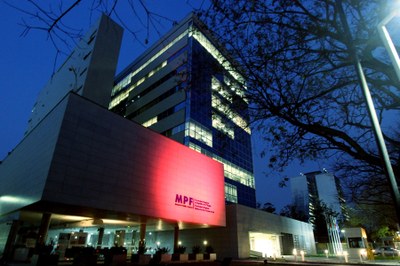 Edifício-sede da Procuradoria Regional da República na 4ª Região iluminado na cor rosa