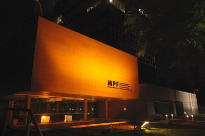 Fachada da sede da Procuradoria Regional da República na 4ª Região iluminada com a cor laranja