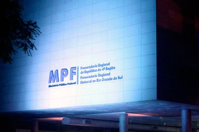 Foto da fachada da sede da Procuradoria Regional da República na 4ª Região iluminada na cor azul