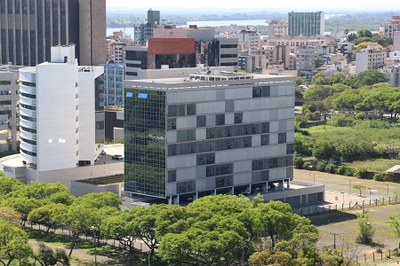 Foto áerea da sede da PRR4, mostrando os prédios vizinhos e o lago Guaíba, ao fundo