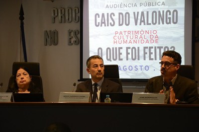Imagem da mesa de trabalho da audiência pública com a composição: subprocuradora Julieta Fajardo, procurador Sérgio Suiama e ministro Sérgio Sá Leitão