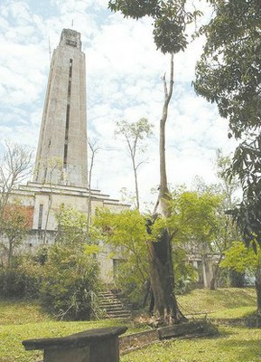 Imagem do monumento Belvedere, em Piraí, coberta por mato 