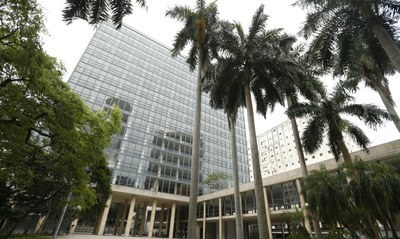 Foto da fachada do Palácio Gustavo Capanema. O prédio é alto, revestido de vidro. à frente há coqueiros e outras árvores. A Foto é de Tomaz Dias, da Agência Brasil.
