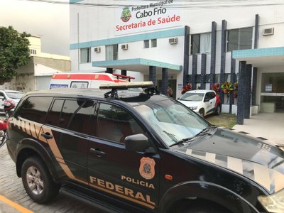Viatura da Polícia Federal estacionada em frente à Secretaria de Saúde de Cabo Frio