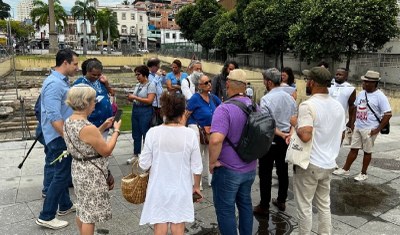 Pessoas reunidas em frente o sítio arqueólogico do Cais do Valongo, na Região Central da cidade do Rio de Janeiro.