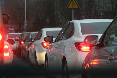 Foto de várias carros parados em um congestionamento.