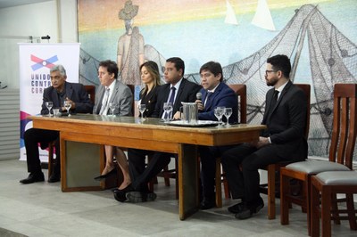Foto com integrantes da mesa de debates ocorrida durante o lançamento, ao microfone o procurador da República Fernando Rocha
