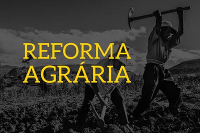 Imagem de trabalhadores rurais com enxadas na mão arando a terra e as palavras Reforma Agrária na frente da fotografia.