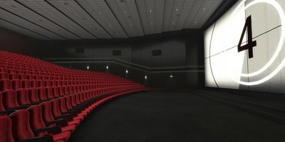 Sala de cinema com poltronas vermelhas e tela grande com o número quatro. 