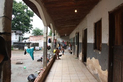 Foto mostra Casa do Índio com paredes descascadas e aspecto de abandono