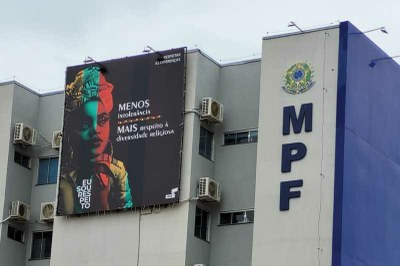 Imagem mostra lateral do prédio do MPF em Rondônia onde aparecem a logomarca e uma propaganda da campanha contra a intolerância reliogiosa.