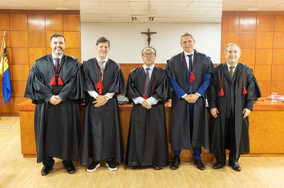 Foto de cinco homens, de pé, posando durante sessão do TRE de Rondônia.
