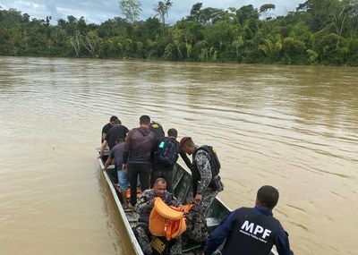 Foto de um barco transportando pessoas em um rio 