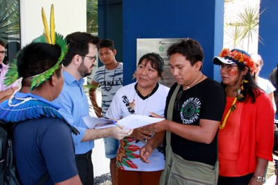 Procurador da República José Gladston Viana recebe documento de representantes indígenas. Foto: MPF/RR