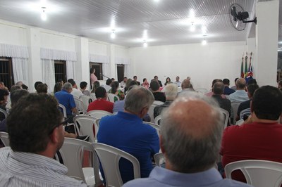 Foto mostra auditório lotado de pessoas participando da audiência pública