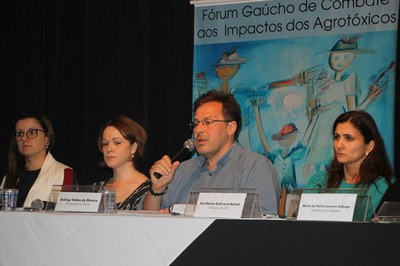 Mesa de autoridades presentes à audiência pública realizada em Alegrete pelo Fórum Gaúcho de Combate aos Impactos dos Agrotóxicos 