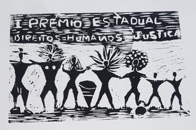 Arte em fundo cinza com desenhos em preto estilizados representando pessoas diferentes. Na parte superior, está escrito I Prêmio Estadual Direitos Humanos Justiça