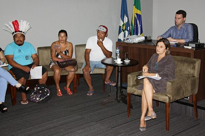 A imagem mostra participantes da reunião que apontou locais a serem avaliados para a Casa de Passagem indígena.