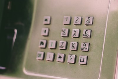 Foto do teclado de um telefone público