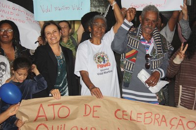 A procuradora da República Analúcia Hartmann ao lado de representantes da comunidade Vidal Martins na entrada da sede do MPF.