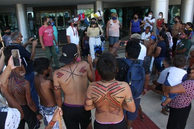 #pratodosverem: Imagem de manifestação de indígenas em frente à Justiça Federal de Florianópolis