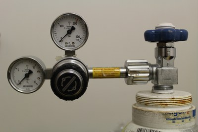 Imagem mostrando topo de um cilindro de oxigênio