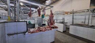 Imagem do mercado de carne de Propriá, mostrar uma parte interna, com carnes expostas sem refrigeração.