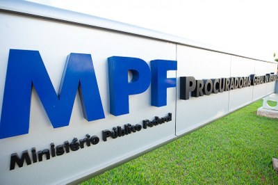 Foto da placa de identificação do ministério público federal. está escrito mpf - procuradoria-geral da república nas cores azul e preto.