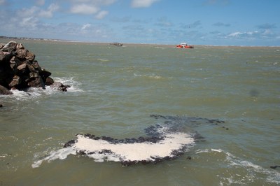 Mancha de óleo em praia de Sergipe