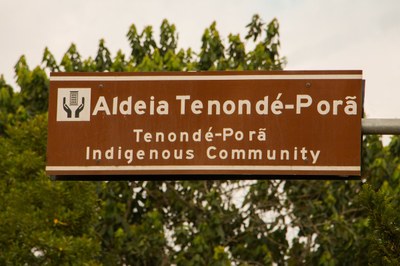 #pracegover: Placa de sinalização com os dizeres "Aldeia Tenondé Porã - Tenondé Porã indigenous community"